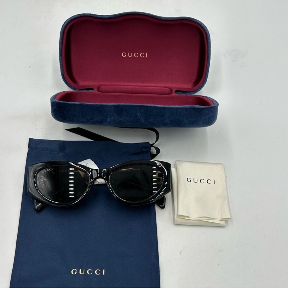Gucci oval frame sunglasses NWT. Black.